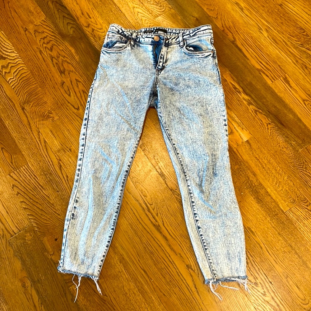 High rise cropped jeans. Great used condition. Size 28